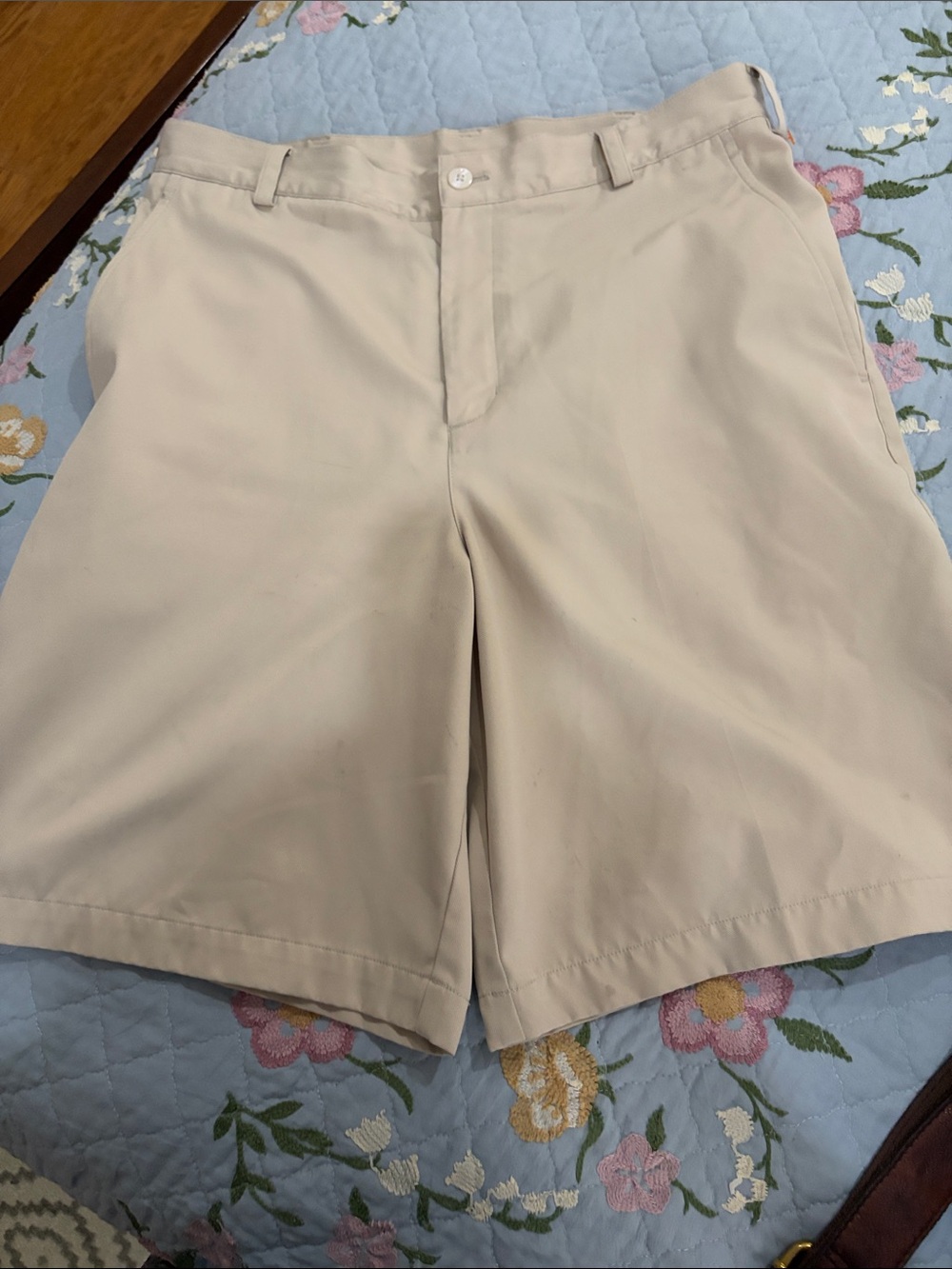 Nike Fit Dry Golf Men Beige PreOwned Shorts swoosh logo on rear pocket Size 32